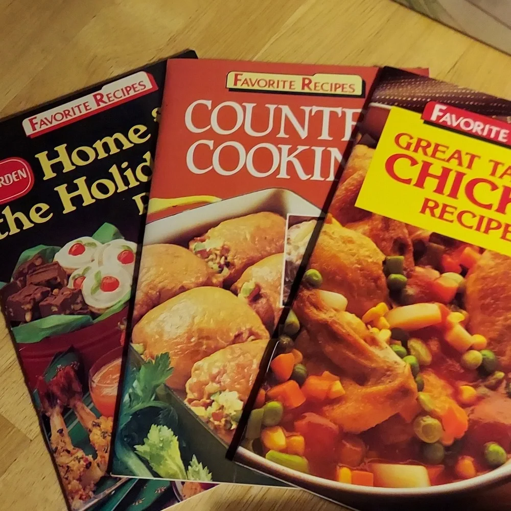1987 Vintage‎ Favorite Recipes Paperback Cookbooks